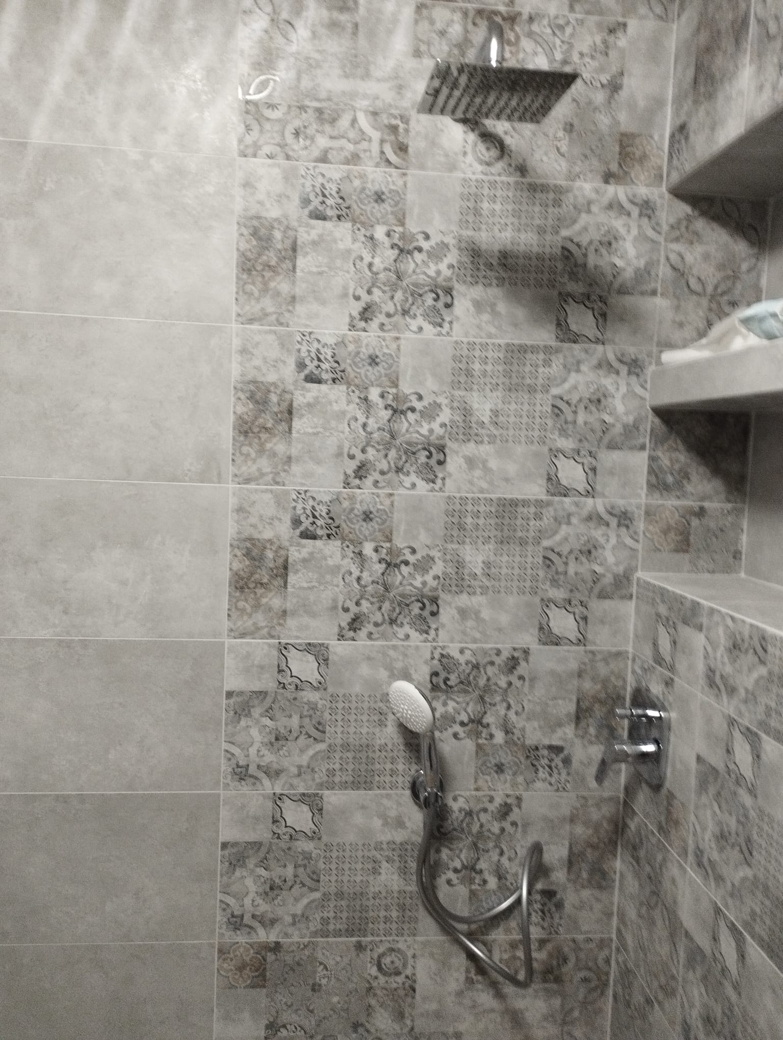 Tuš - dekorativne pločice